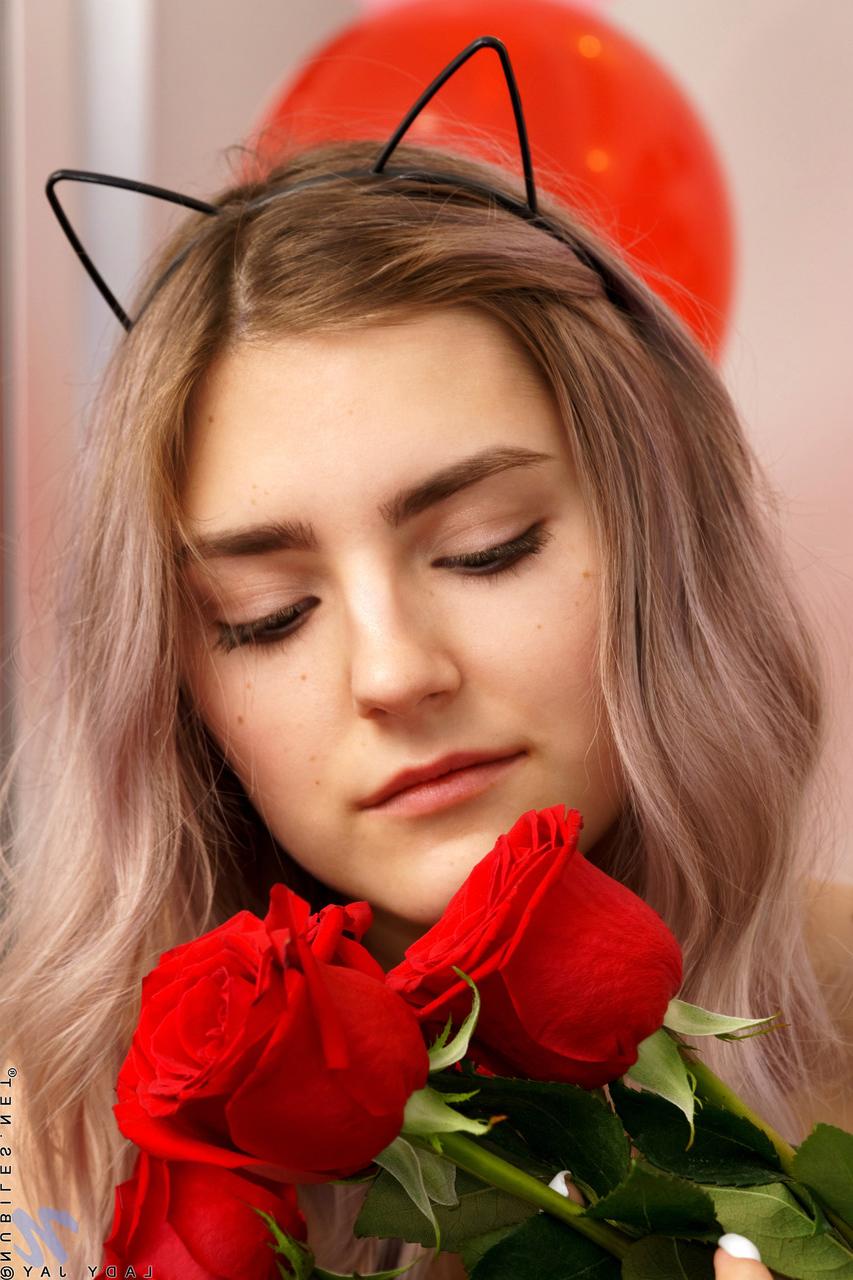 20P A doce adolescente Lady Jay exibe seus grandes juggs e posa nua em uma mesa