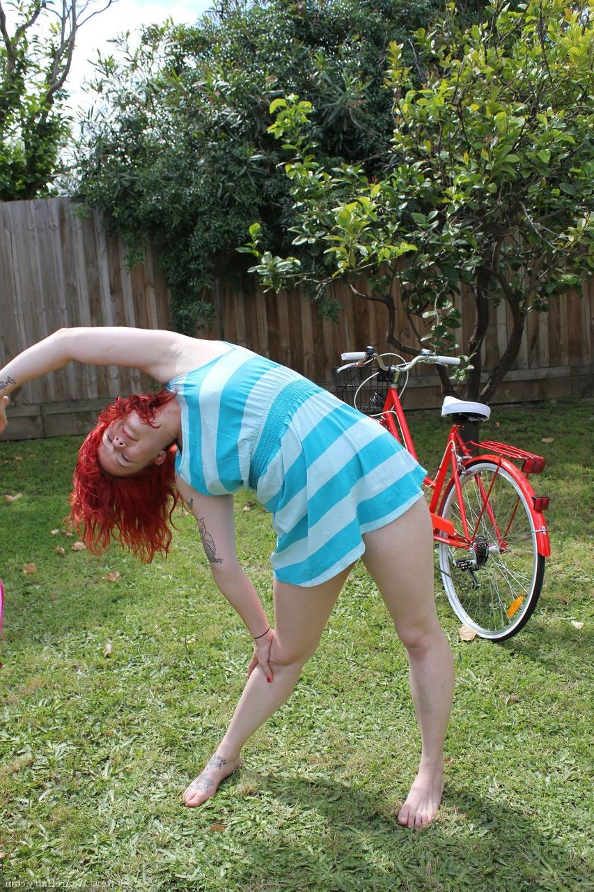 19P Inked ginger Jette strips naked and does exercise while showing off bushy cunt