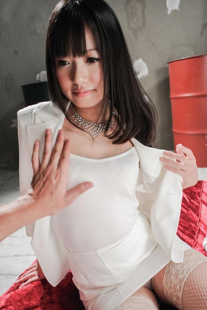 15P La bombón japonesa Kotomi Asakura eyacula después de tener relaciones sexuales