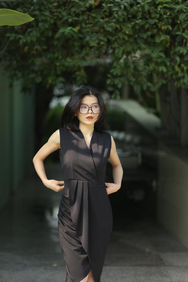 20P La pequeña asiática con gafas irena posando con su largo vestido negro al aire libre