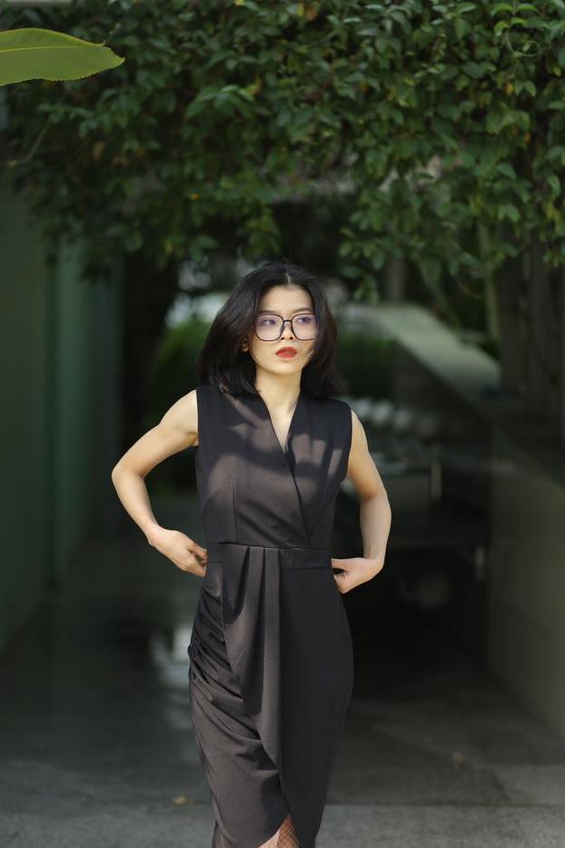 20P La pequeña asiática con gafas irena posando con su largo vestido negro al aire libre