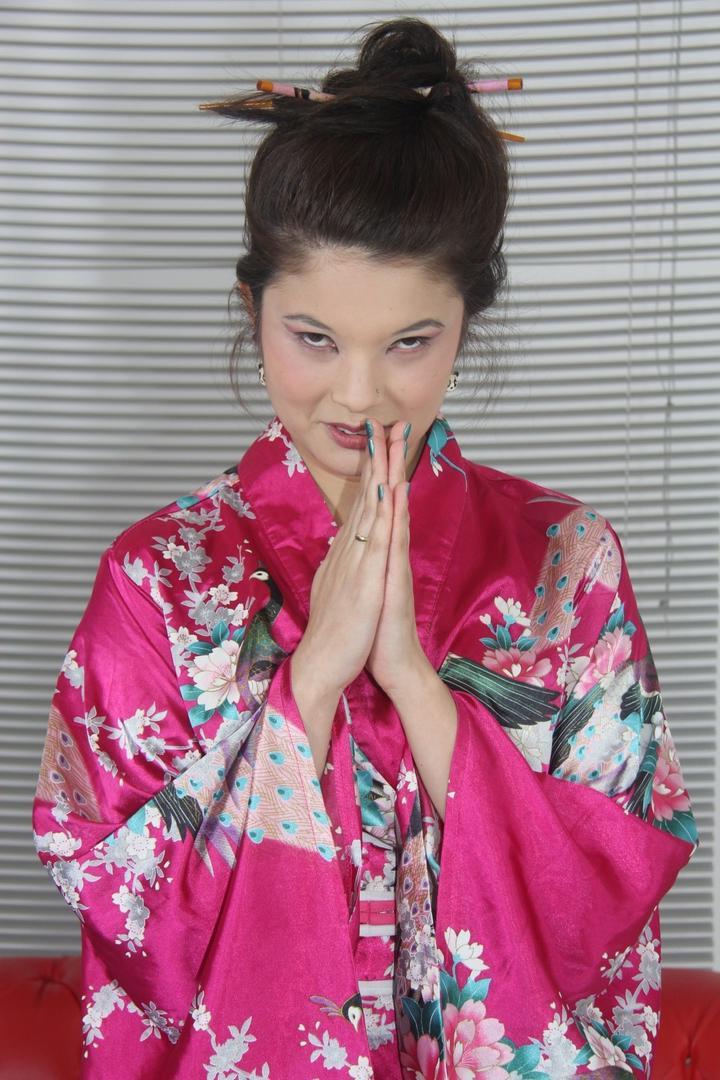 18P La beauté japonaise Miyuki Son remet sa robe après un rapport sexuel avec un homme noir