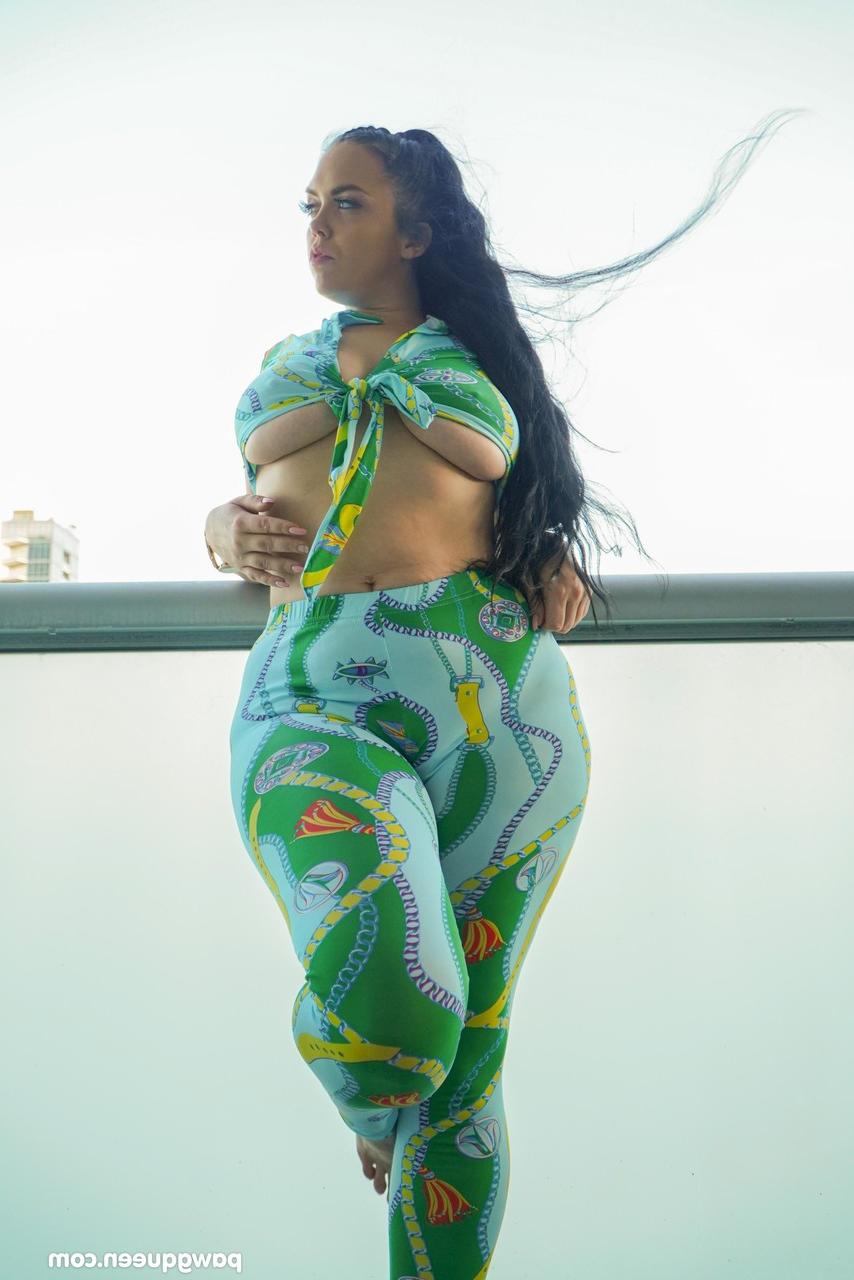 20P La sexy BBW Ryan Smiles dévoile ses gros seins tout en exhibant ses courbes.