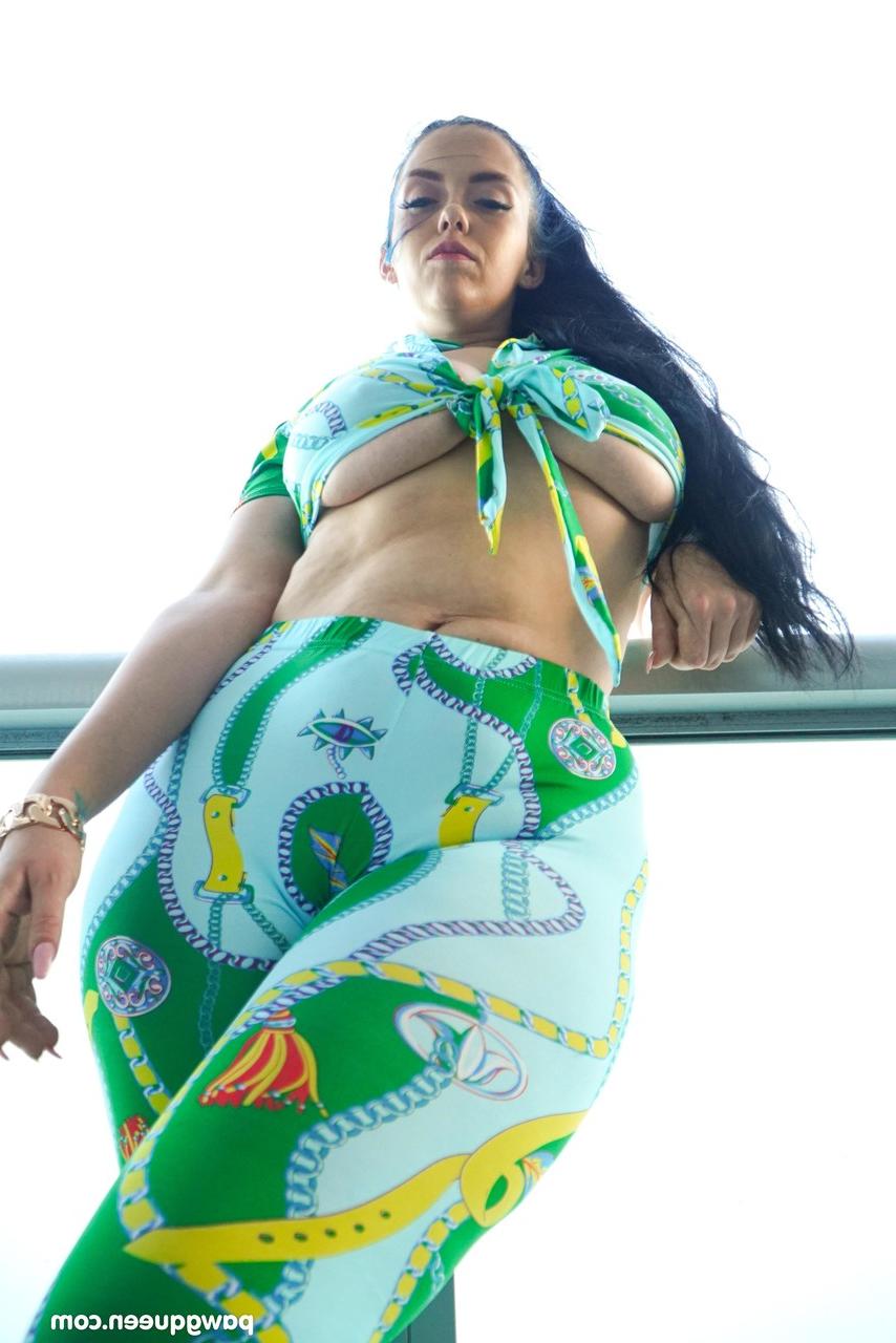 20P La sexy BBW Ryan Smiles dévoile ses gros seins tout en exhibant ses courbes.
