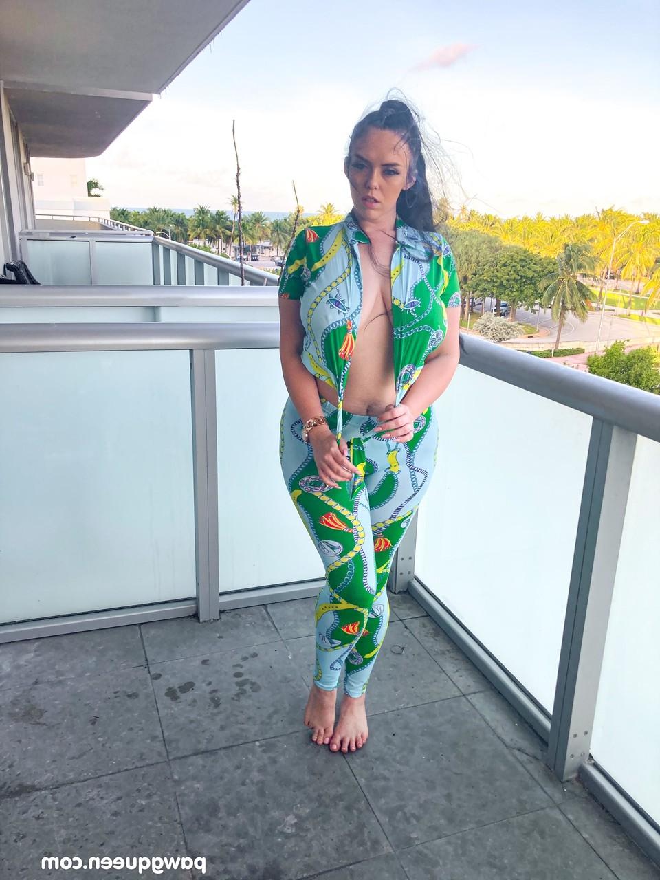 20P La sexy BBW Ryan Smiles dévoile ses gros seins tout en exhibant ses courbes.