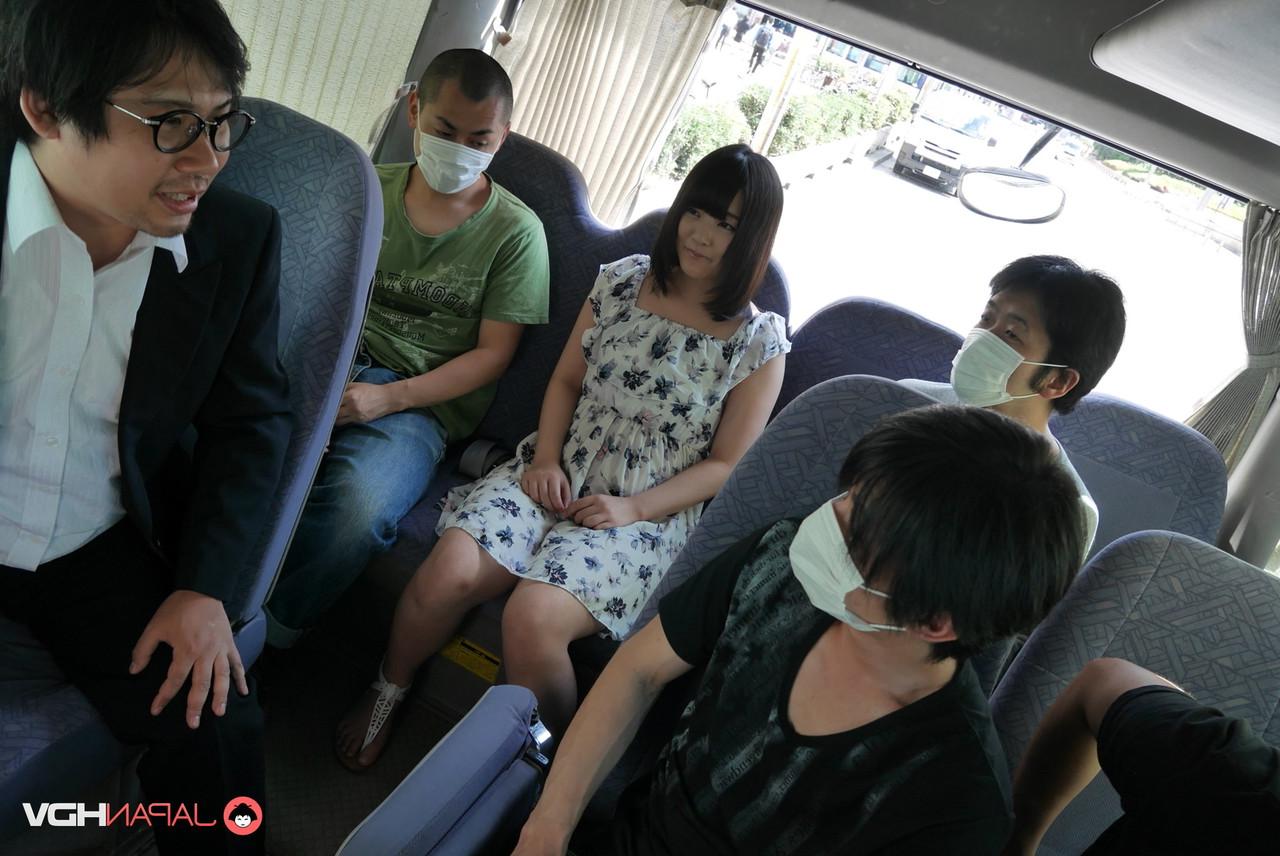 15P A japonesa Tsuna Kimura libera seus peitos minúsculos durante uma sexo oral em um ônibus