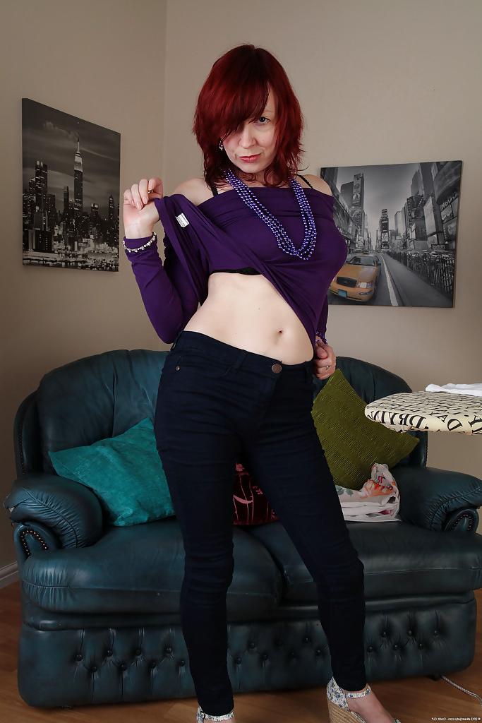 15P A ruiva milf Scarlet Rose está mostrando sua calcinha fantástica