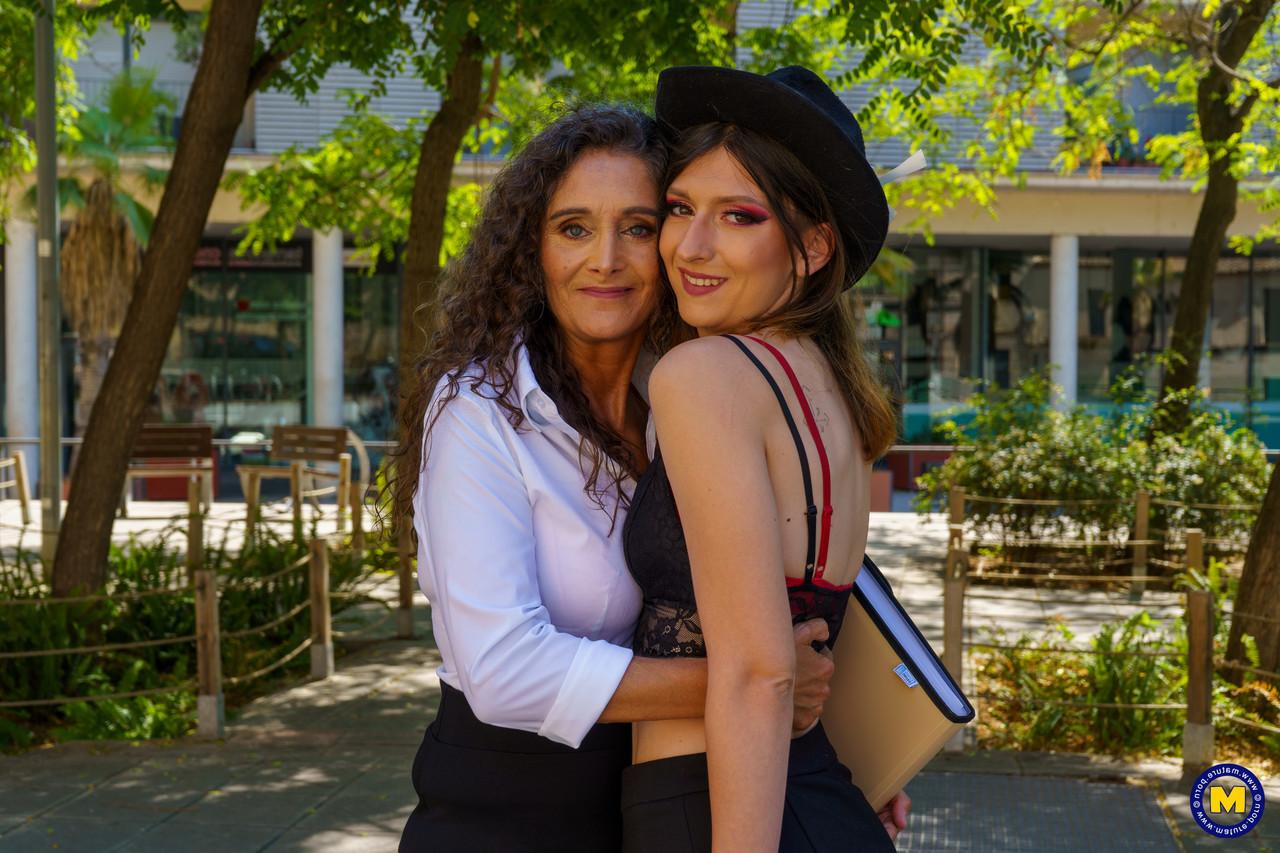 11P As lésbicas Mavi Burbujita e Melany Furie usam um strapon enquanto fazem sexo
