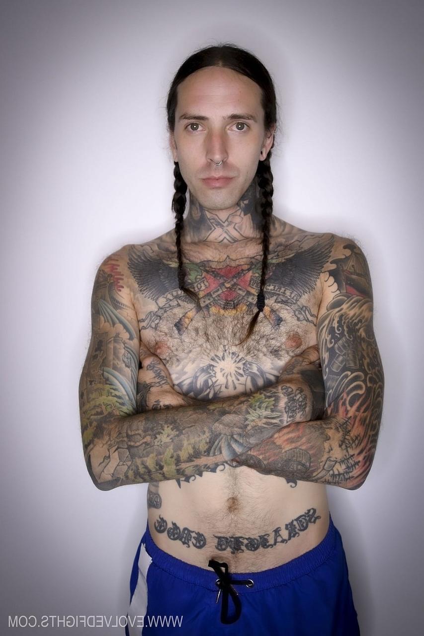 20P A gata tatuada Andre Shakti luta contra seu parceiro tatuado antes de ser pega