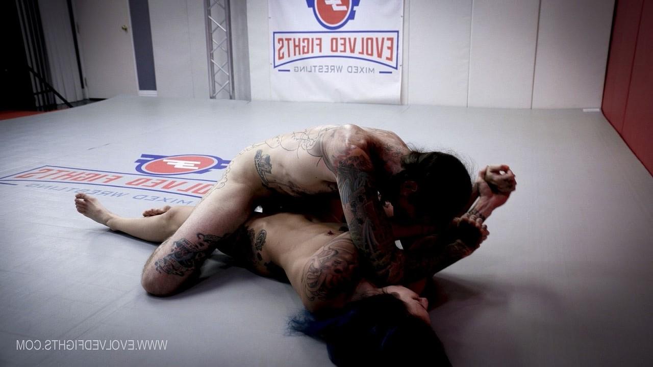 20P A gata tatuada Andre Shakti luta contra seu parceiro tatuado antes de ser pega