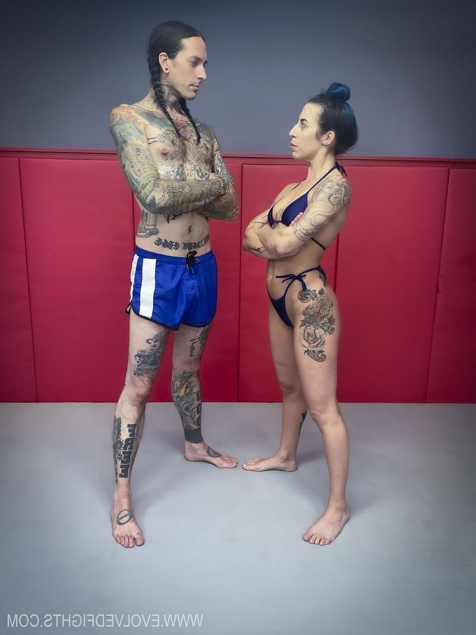 20P A gata tatuada Andre Shakti luta contra seu parceiro tatuado antes de ser pega