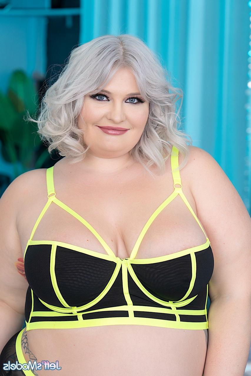 20P SSBBWs Lila Lovely e Tiffany Star são ferradas por um cara velho em um 3some