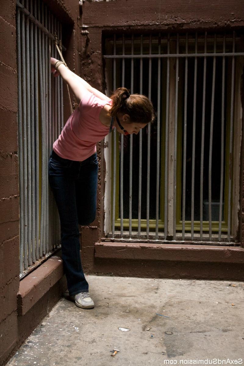 20P Die zierliche Teenagerin Kristine bekommt einen harten Gesichtsfick und eine Auspeitschung im Seil-Bondage