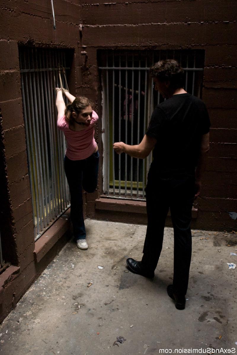 20P Die zierliche Teenagerin Kristine bekommt einen harten Gesichtsfick und eine Auspeitschung im Seil-Bondage