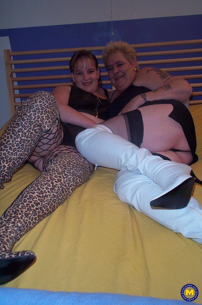 20P Lésbicas amadoras Jacky e Lola compartilhando um brinquedo duplo em ação sexual excêntrica