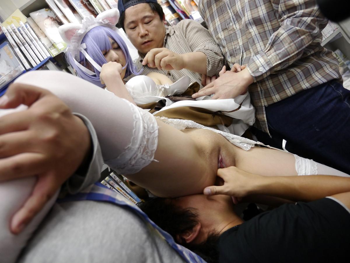 20P Der japanische Cosplayer Miku Oguri wird in einer Videothek für Erwachsene einem Gangbang unterzogen