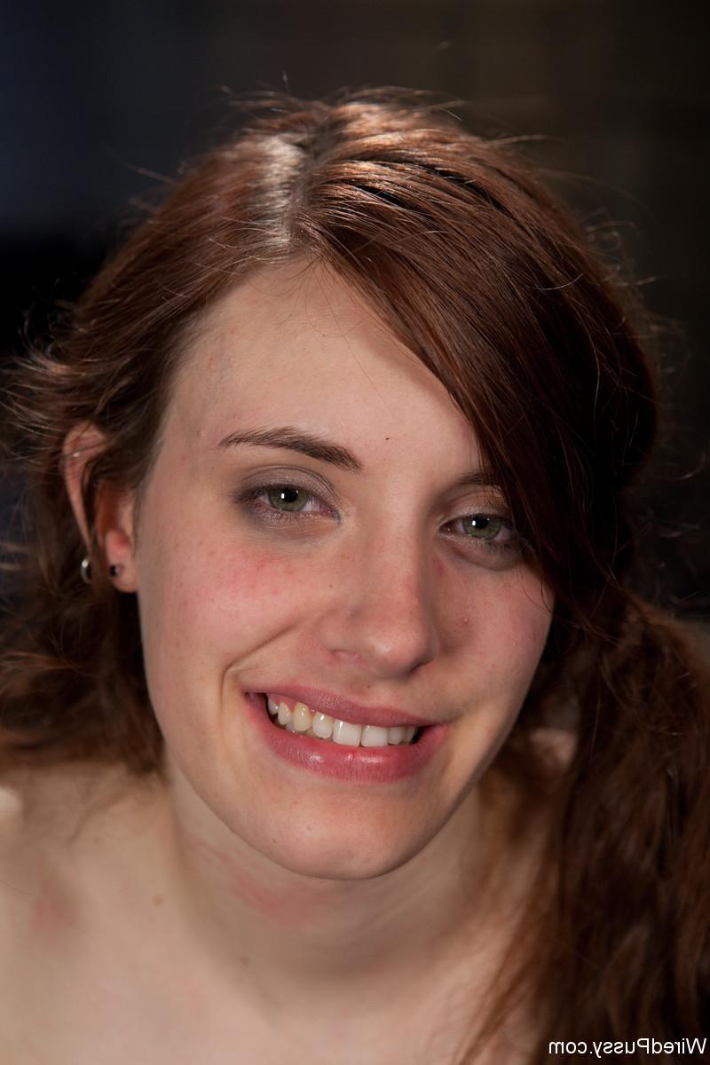20P Pobre adolescente Iona Grace sendo disciplinada em uma masmorra BDSM lésbica 3some