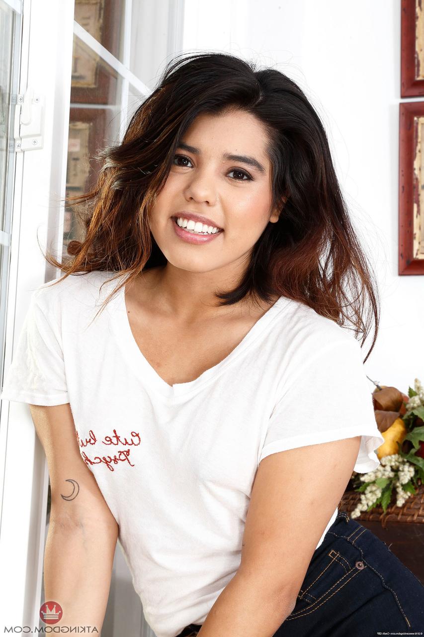20P A adorável gata Leila Severine mostra sua bunda grande e espalha sua buceta aparada