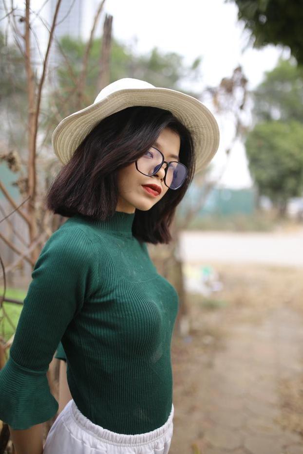 20P La ardiente asiática con gafas irena posa con su traje caliente al aire libre