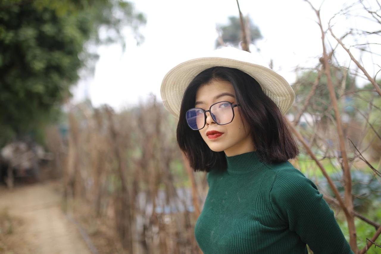 20P La ardiente asiática con gafas irena posa con su traje caliente al aire libre