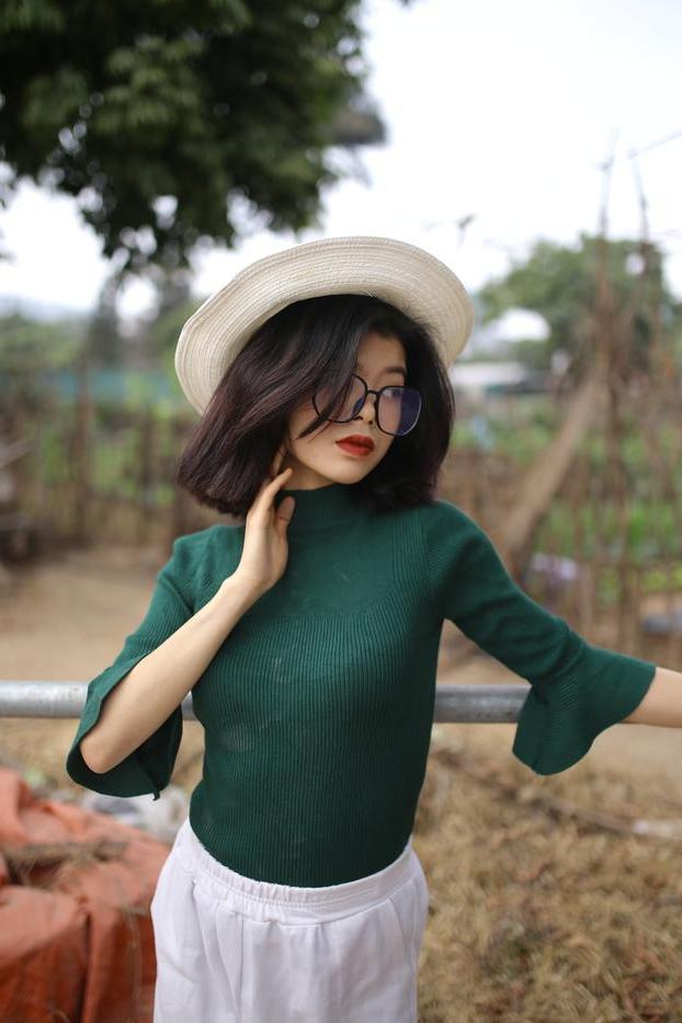 20P La ardiente asiática con gafas irena posa con su traje caliente al aire libre