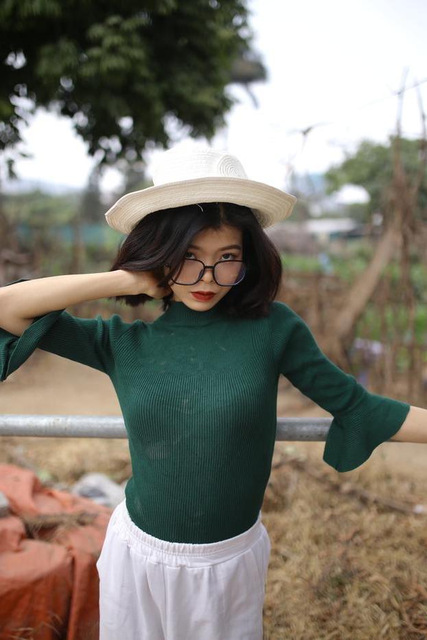 20P La ardiente asiática con gafas irena posa con su traje caliente al aire libre