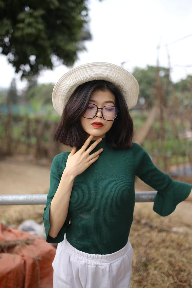 20P La ardiente asiática con gafas irena posa con su traje caliente al aire libre