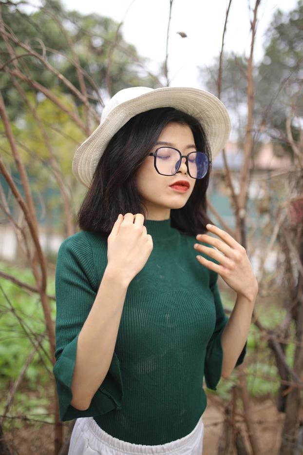 20P La ardiente asiática con gafas irena posa con su traje caliente al aire libre