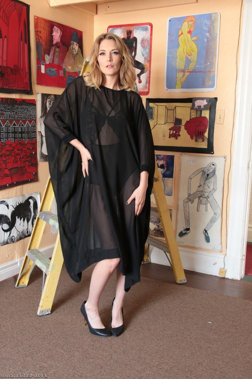 20P La belle artiste blonde Mona Wales aux seins naturels se déshabille dans la galerie.