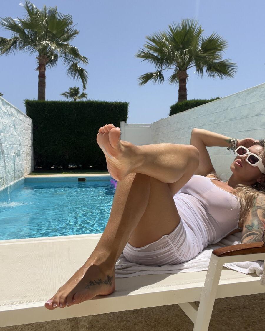 15P Boneca amadora sexy Anca mostra seus grandes juggs e bunda redonda à beira da piscina