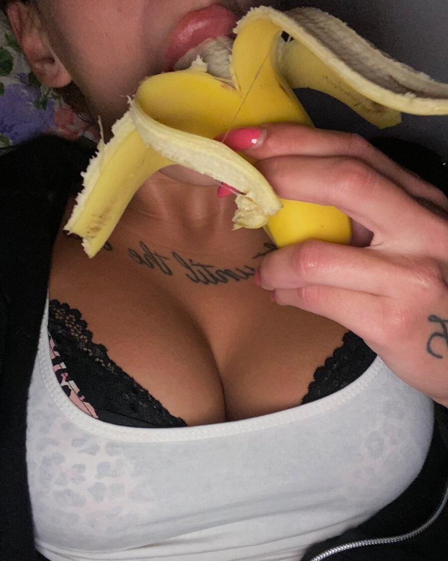 15P Amateur de pelo negro muestra su culo perfectamente formado y su sexy escote