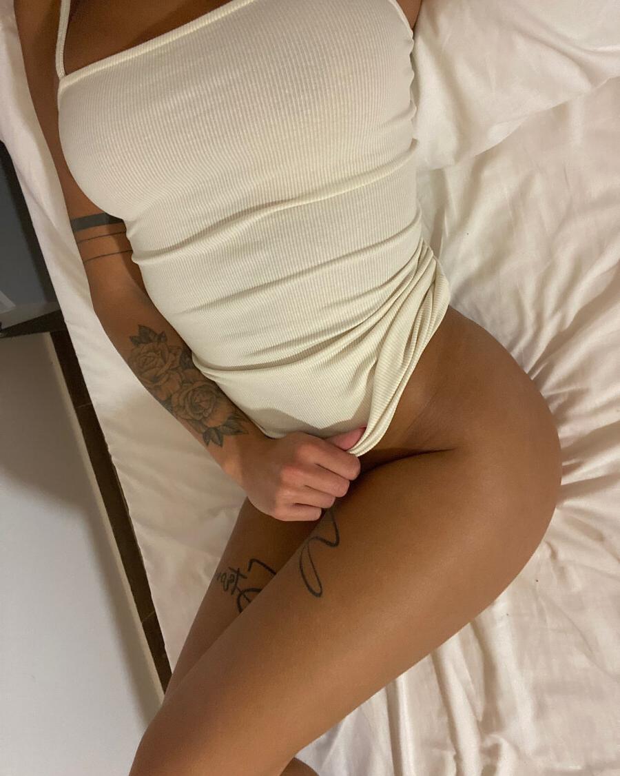 15P Amateur de pelo negro muestra su culo perfectamente formado y su sexy escote