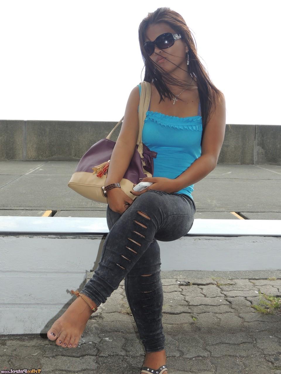 20P A gostosa filipina Wendy Jardeleza descasca e tem sua buceta peluda tocada e lisa