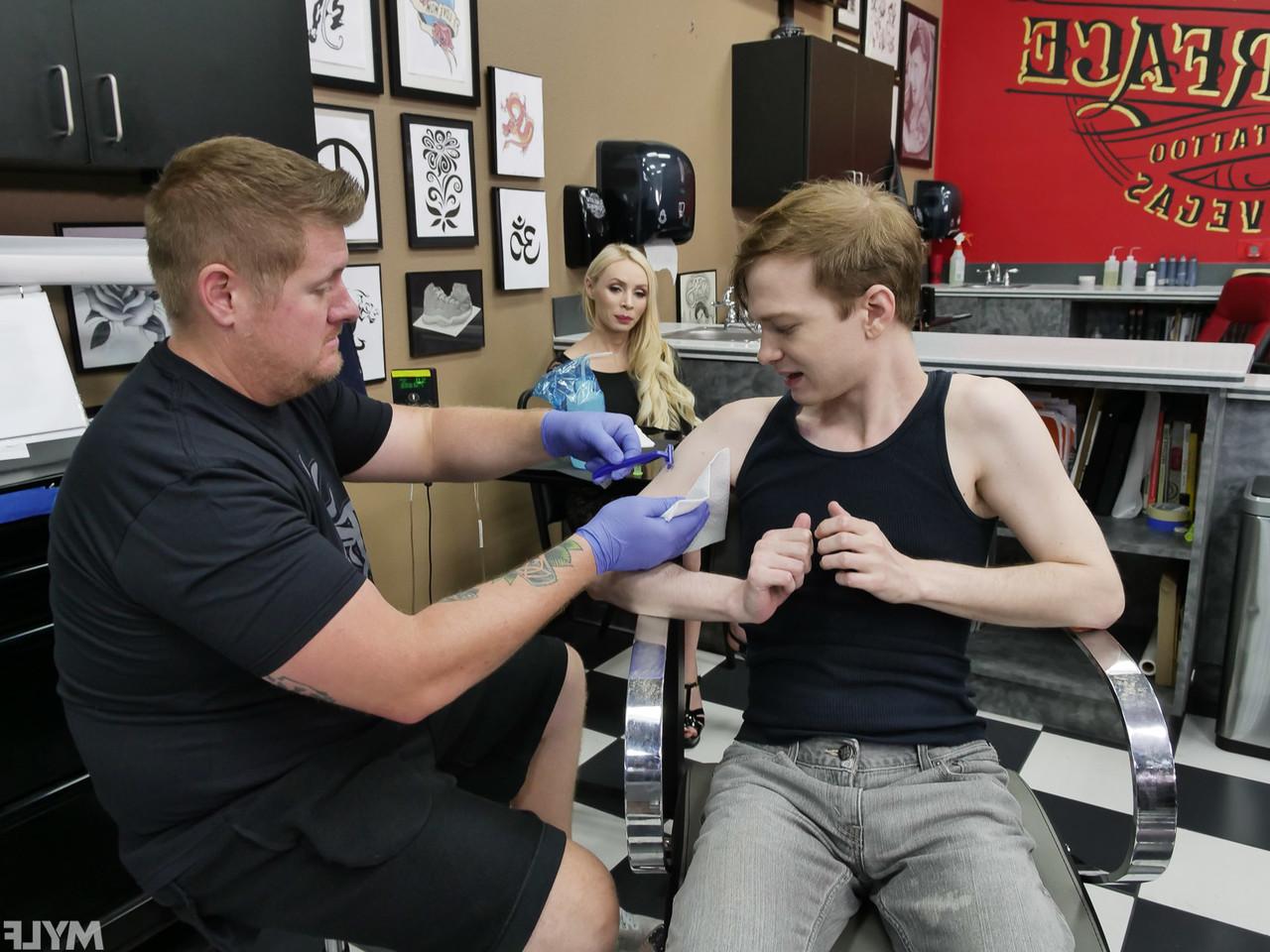 20P Loira com peitos grandes e firmes Natasha James é fodida em um estúdio de tatuagem