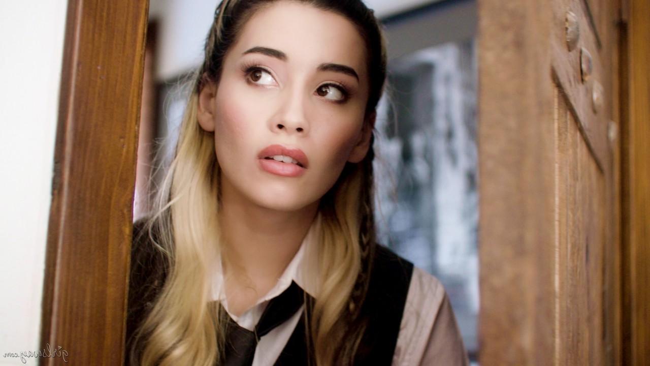 15P Les adolescentes asiatiques Alexia Anders et Aria Lee ont des relations sexuelles lesbiennes sur un lit.