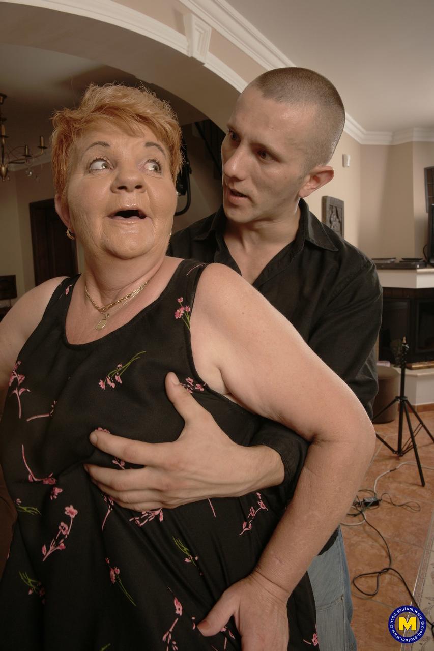 20P Die reifen Schlampen Izabelle, Justina und Raquelle lecken sich beim Gruppensex die Muschi