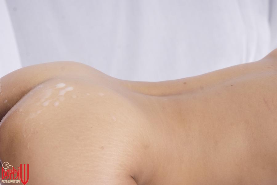 20P La MILF asiática caliente Kaylani Lei monta una erección dura después de hacer una mamada