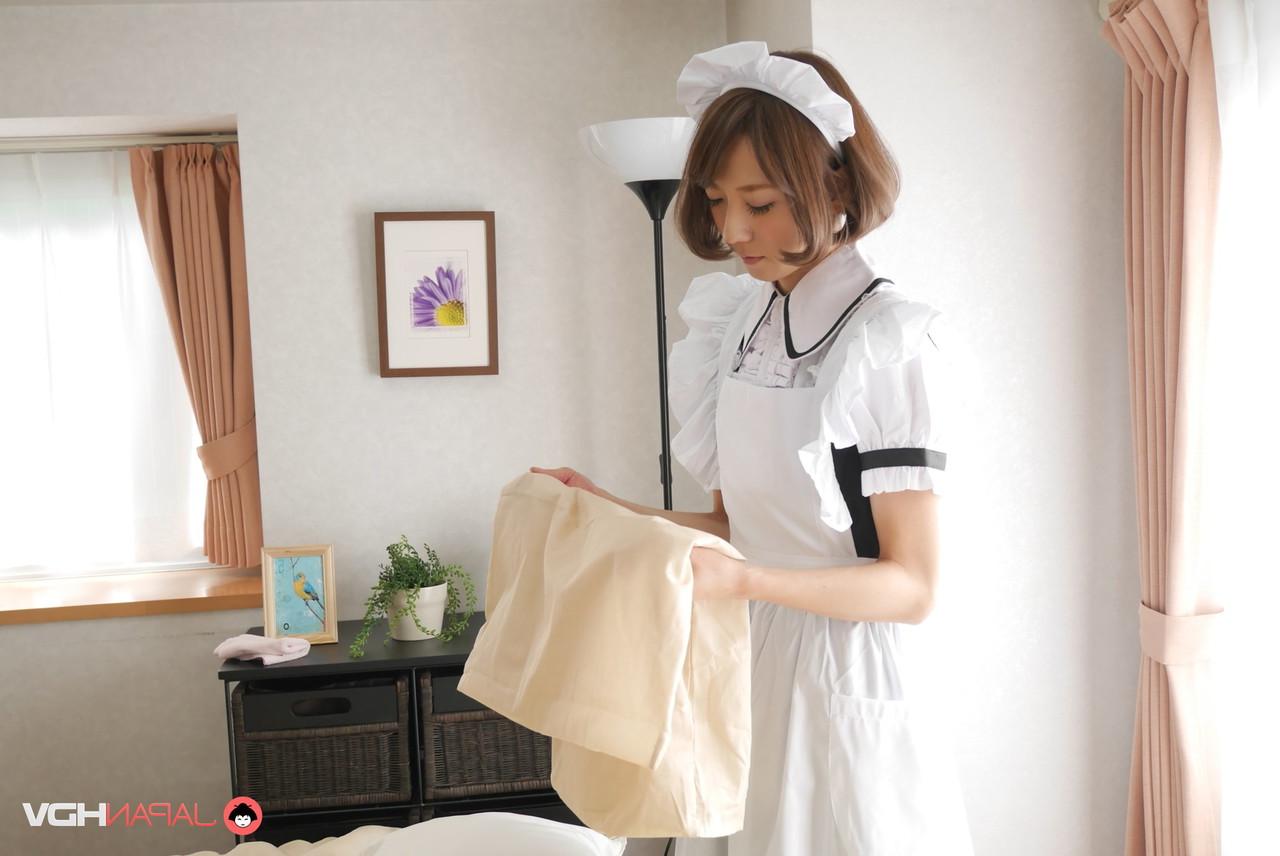 20P A linda empregada japonesa Erina Takigawa perdendo a calcinha e dedilhando sua buceta