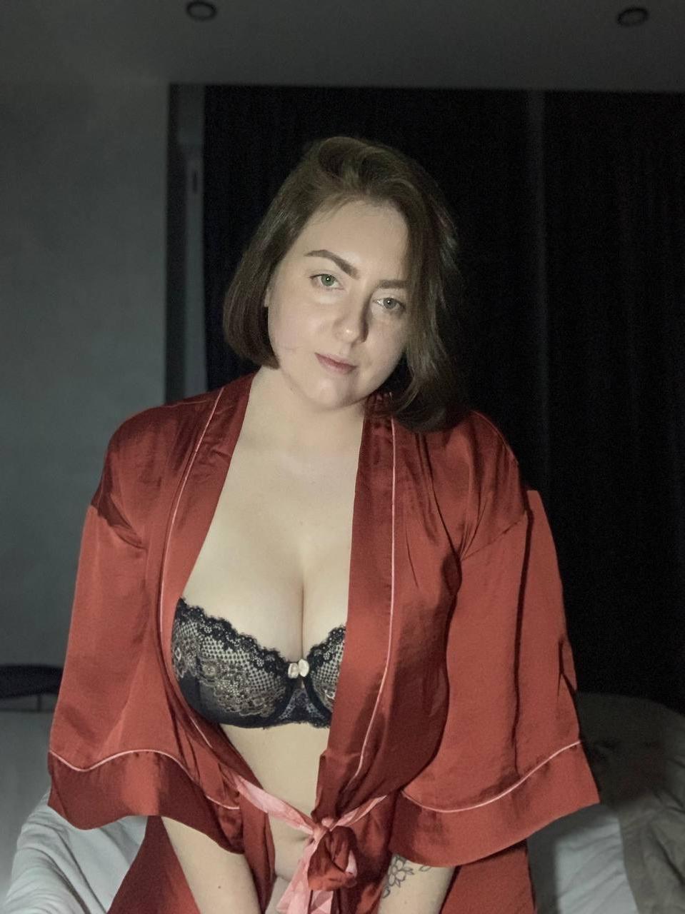 20P Sexy OnlyFans gorda Kristi KKK exibe sua bunda grande e peitos em um solo
