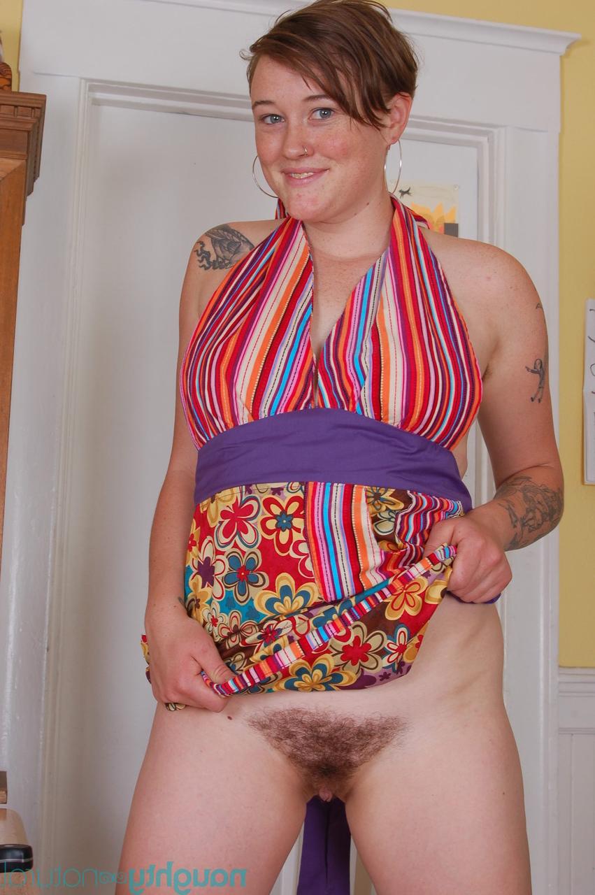 20P La superbe amateur Annie exhibe ses gros seins et sa chatte poilue invitante.