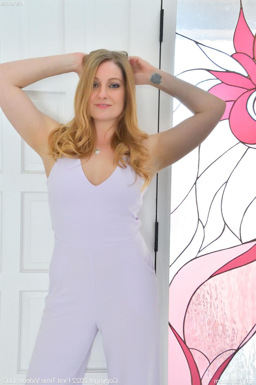 20P La glamorosa verónica muestra sus hermosos pechos y su coño calvo