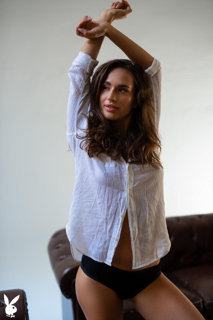 20P A bela bielorrussa Nicole Winter tira a camisa e a calcinha e posa nua