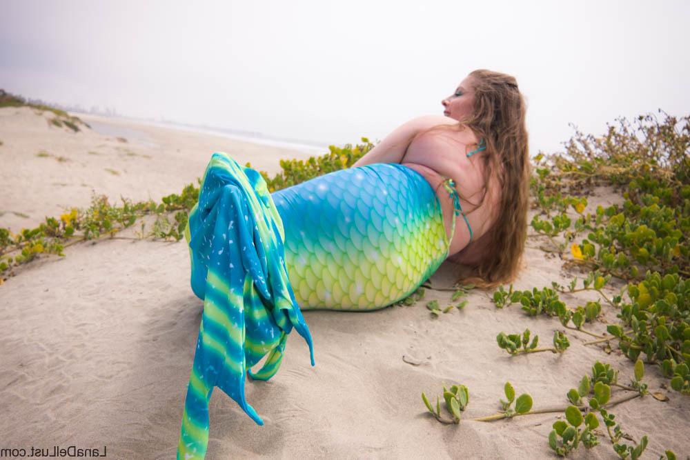 15P Lana Del Lust, grosse et coquine, montre ses seins juteux et son gros cul en bikini.