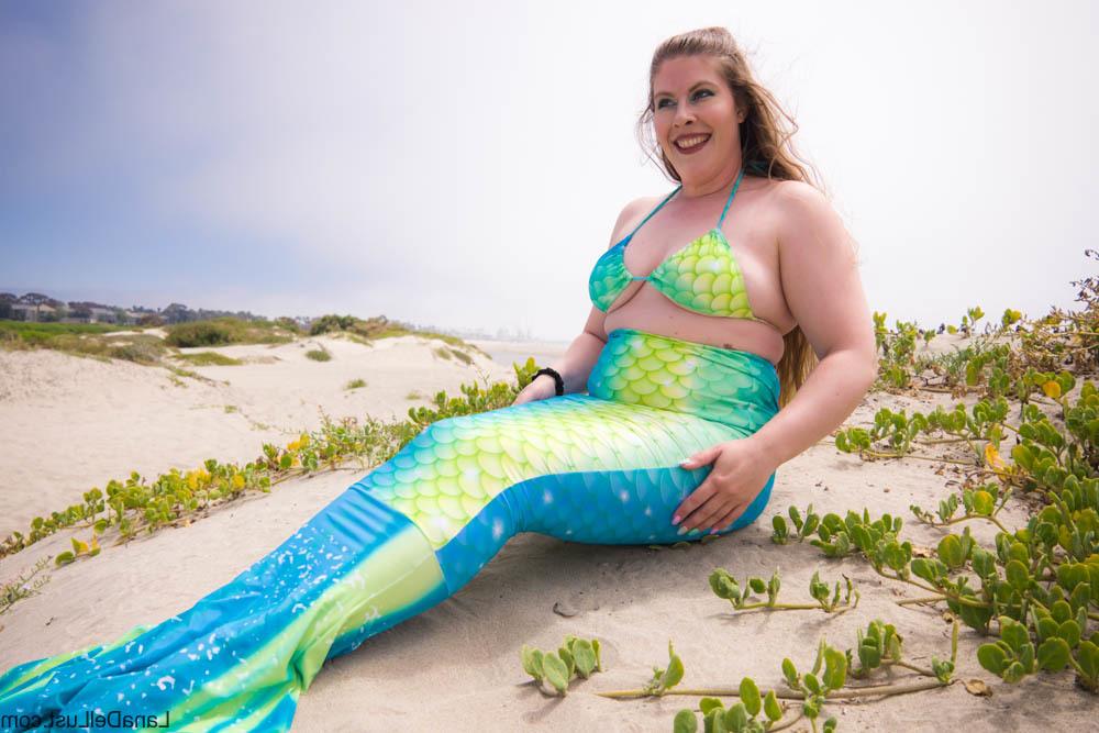 15P Lana Del Lust, grosse et coquine, montre ses seins juteux et son gros cul en bikini.