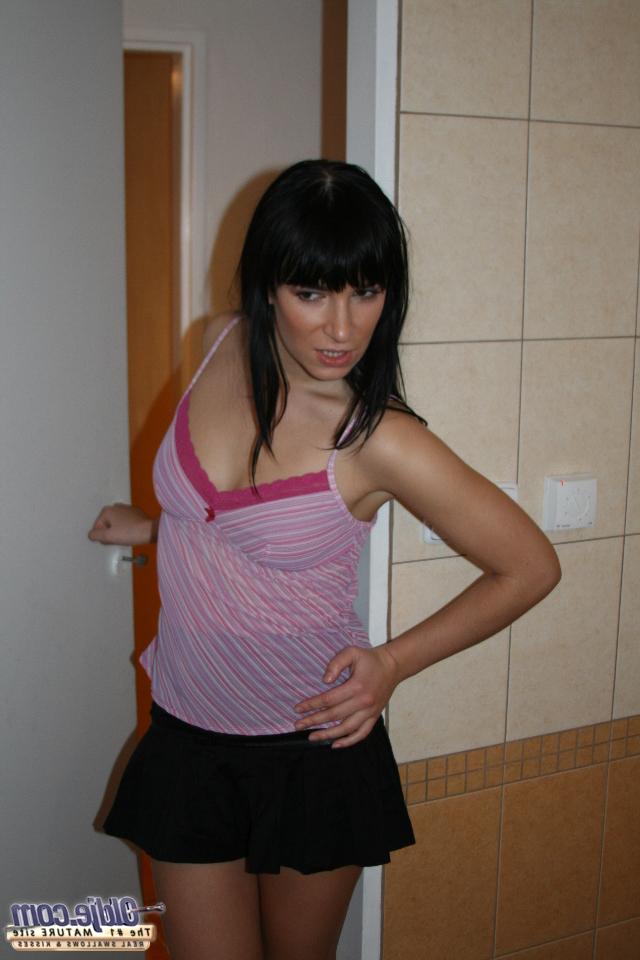 20P Kaira Paulo, une jeune fille aux cheveux noirs, se fait démonter la chatte par un vieux plombier.