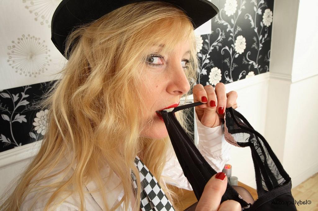 15P British policewoman Lucy Gresty flouts her bare ass in nylons over a desk