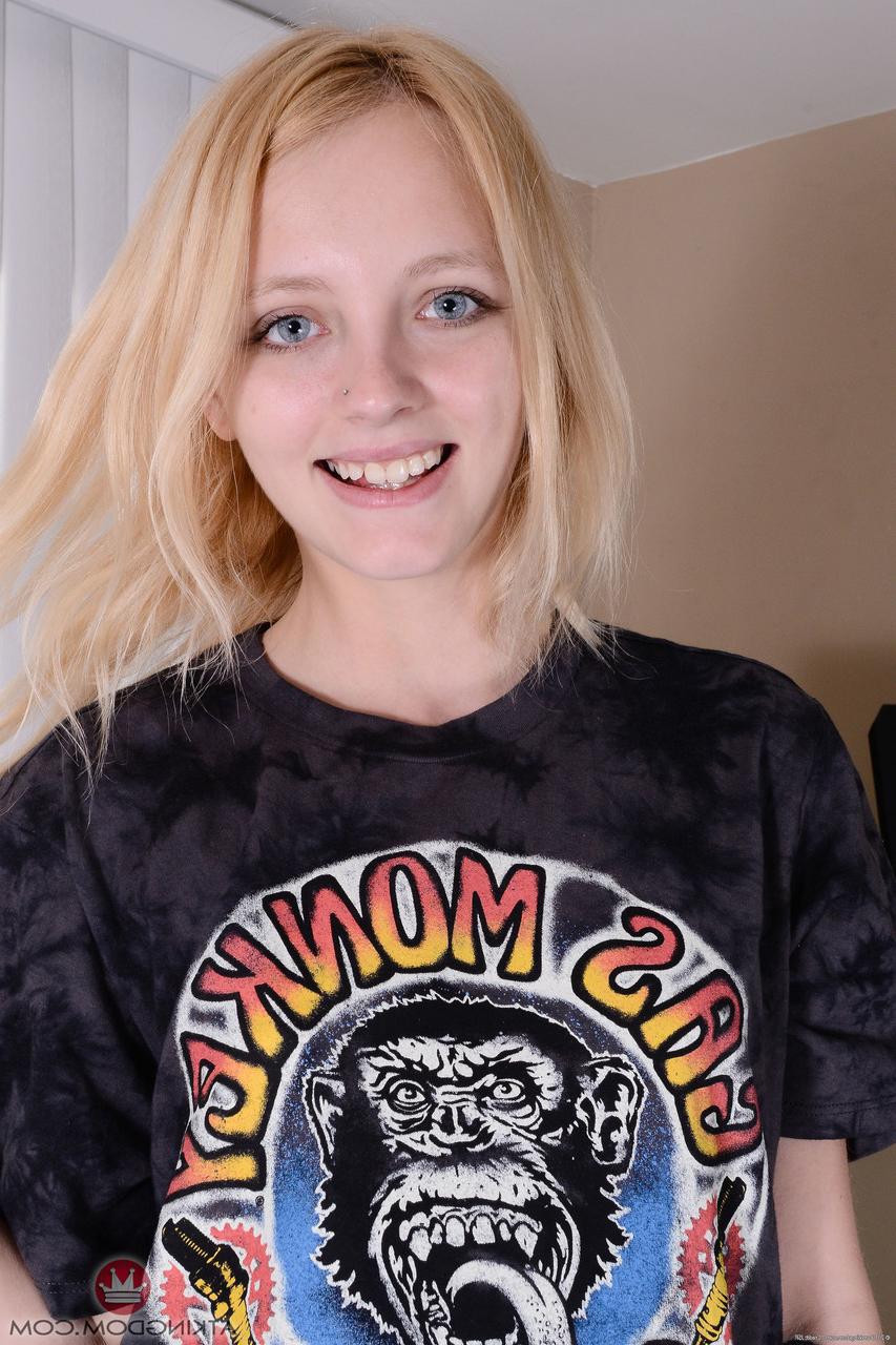 20P Die blonde Teenagerin mit großen Augen Kate Bloom entblößt ihre Ficklöcher und kleinen Titten