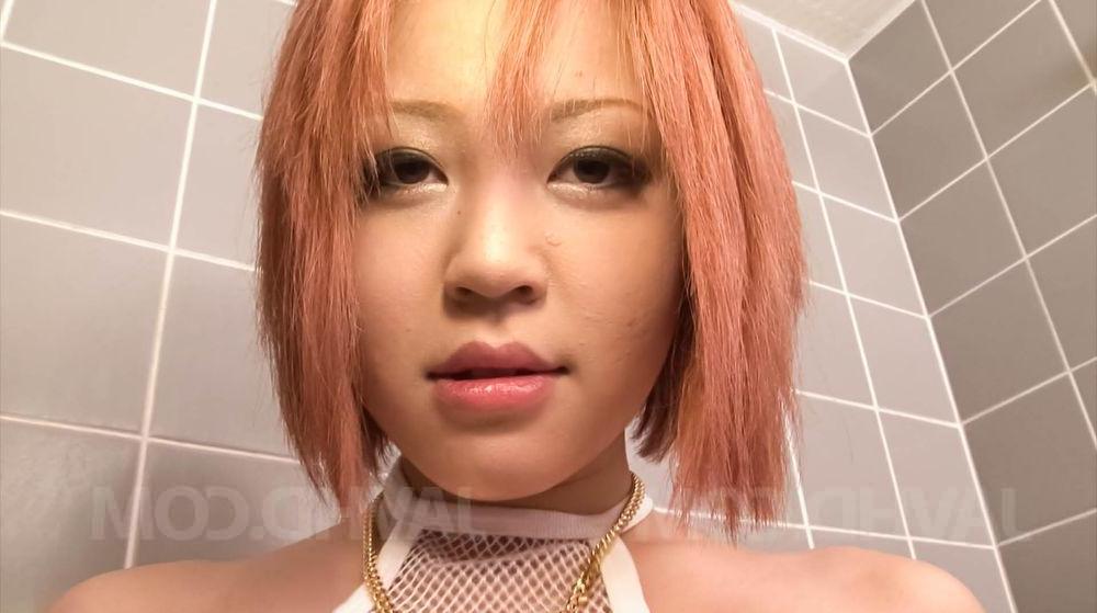 15P La japonesa pelirroja Sara se masturba en la bañera