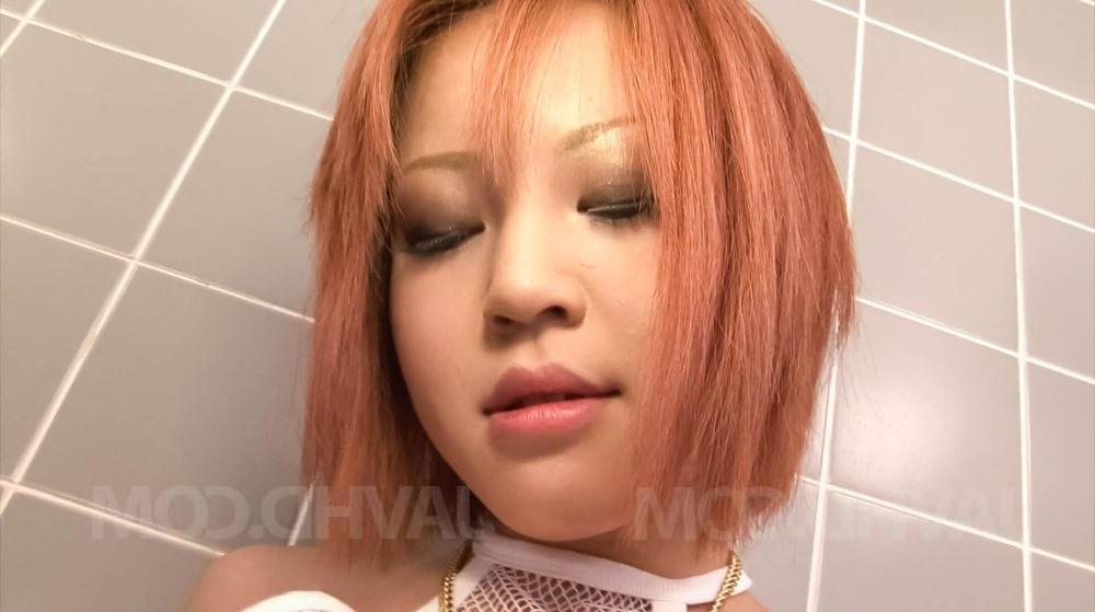 15P La japonesa pelirroja Sara se masturba en la bañera