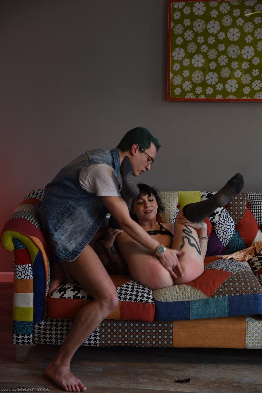 17P A americana Charlotte Sartre é abalroada neste trio interracial